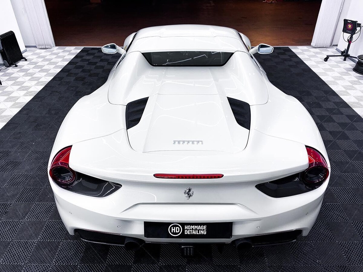 Bílé Ferrari 488 Spider zezadu ve studiu