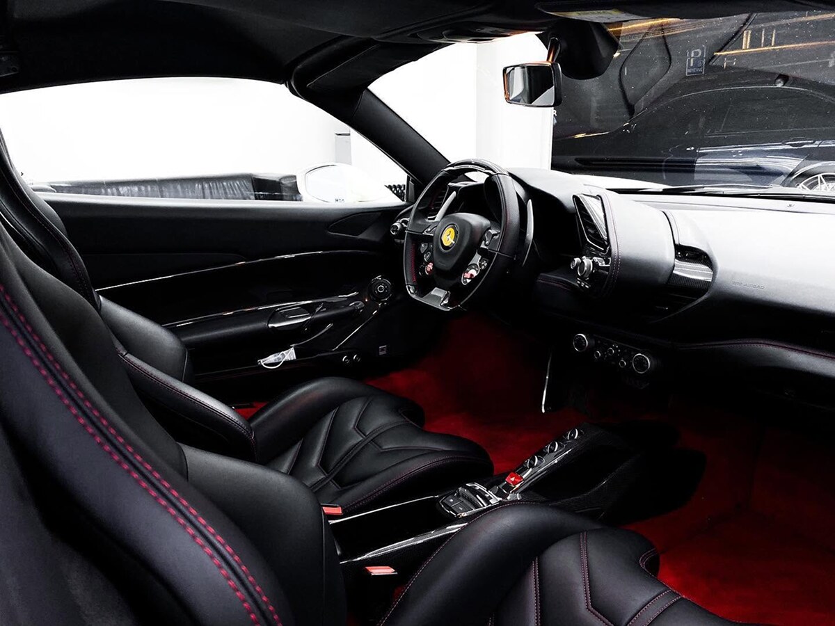Černý kožený interiér Ferrari 488 Spider