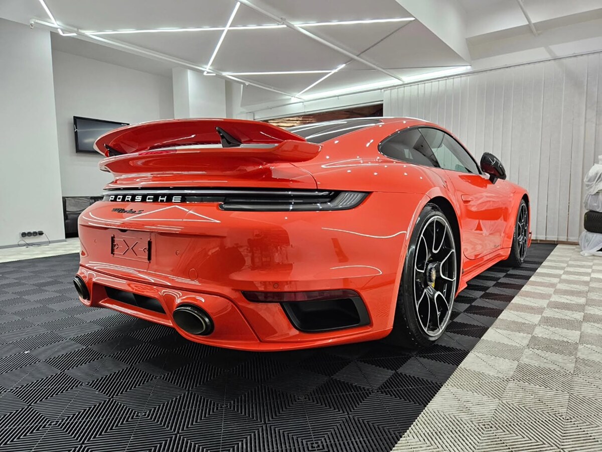 Červené Porsche 911 zezadu ve studiu